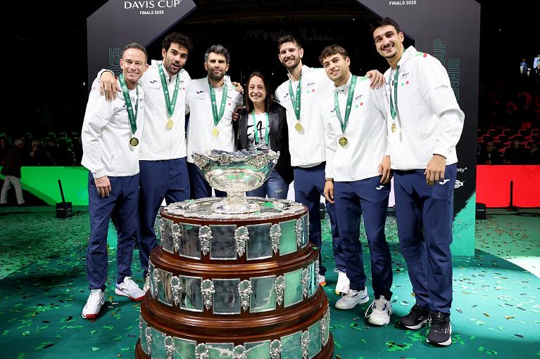 La squadra azzurra festeggia il trionfo in Coppa Davis con Elisabetta Cocciaretto (Foto FITP)