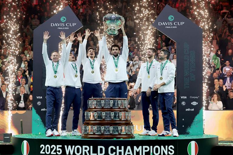 Berrettini alza l'Insalatiera insieme a tutta la squadra azzurra (Foto FITP)