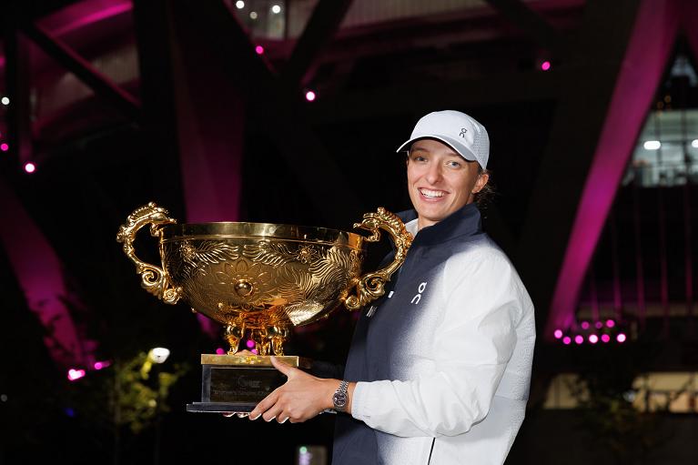 Swiatek col trofeo del WTA 1000 di Pechino nel 2023 (Getty Images)