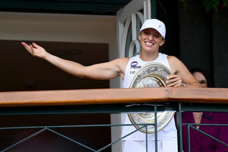 Swiatek con il trofeo di Wimbledon 2025 (Getty Images)