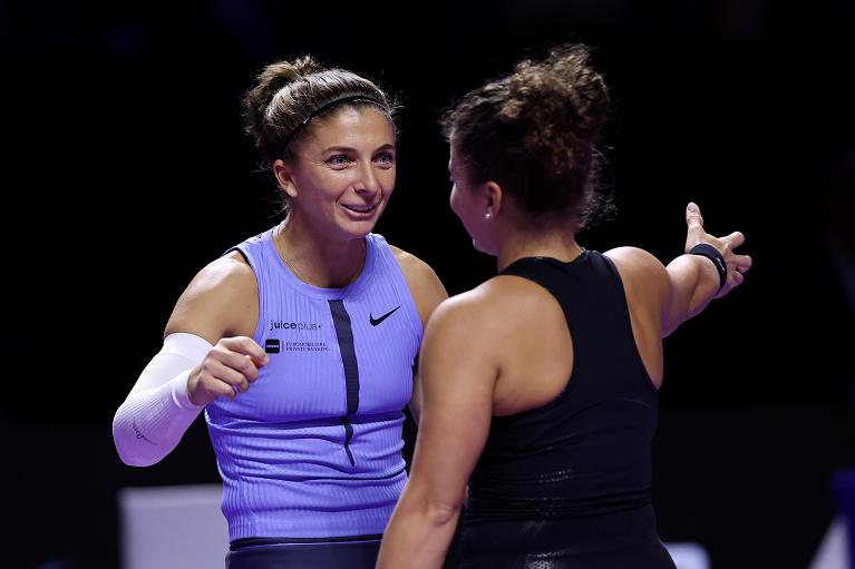 Sara Errani e Jasmine Paolini festeggiano (foto Getty Images)
