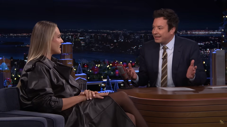 Aryna Sabalenka con Jimmy Fallon al