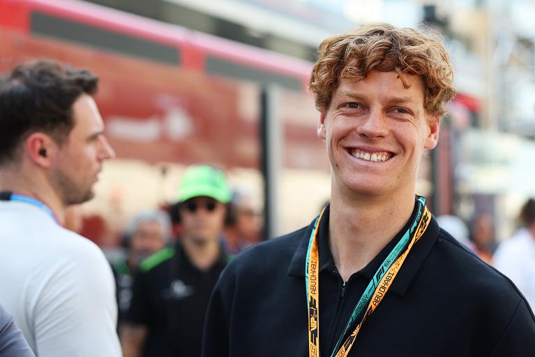 Un sorridente Jannik Sinner al Gran Premio di Formula 1 di Abu Dhabi (Getty Images)