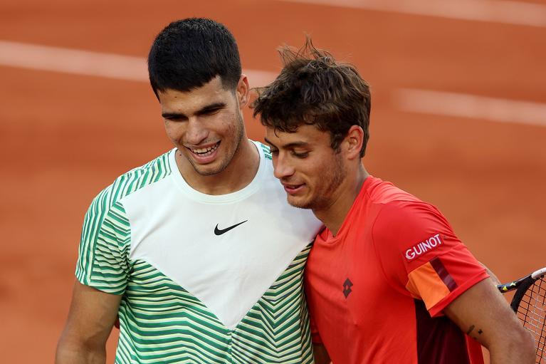 Cobolli e Alcaraz in un abbraccio a fine match (Getty Images)
