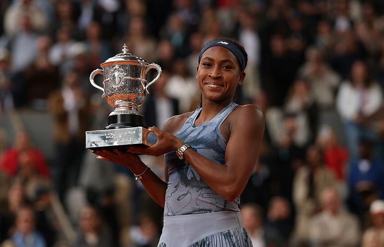 Coco Gauff con il trofeo del Roland Garros 2025 (foto Getty Images)