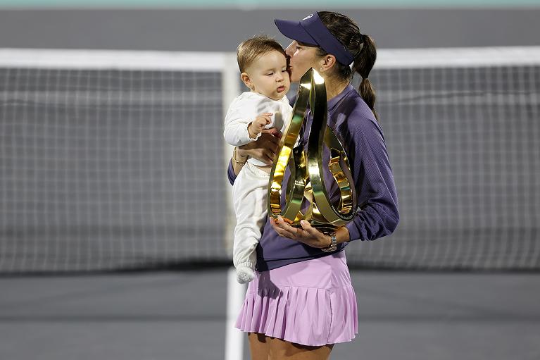 Belinda Bencic con la figlia Bella ed il trofeo di Abu Dhabi 2025 (foto Getty Images)