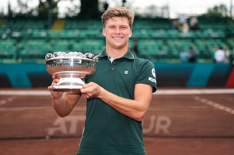 Janson Brooksby con il primo Trofeo ATP della carriera conquistato ad Houston 2025