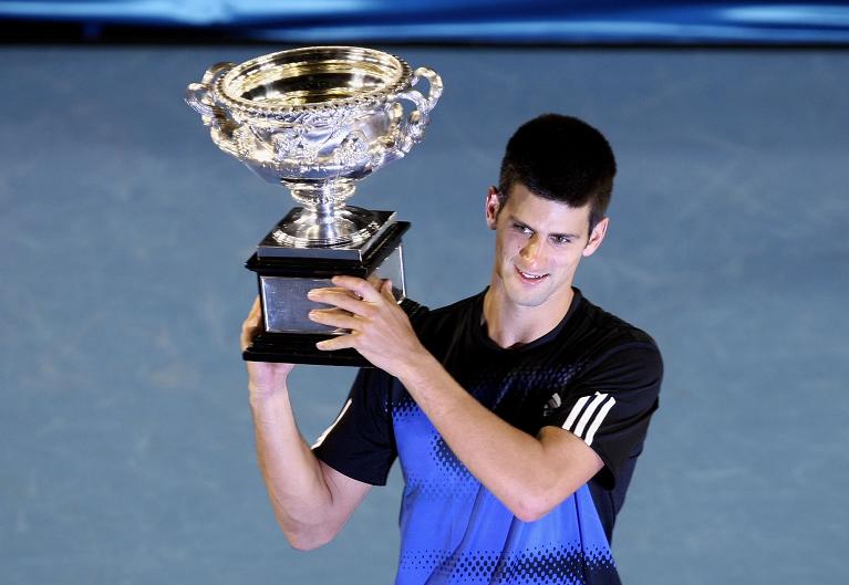 Djokovic e il trofeo dell'Australian Open 2008, suo primo Slam in carriera (Getty Images)