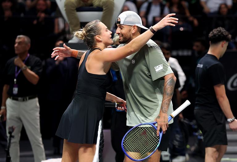 Battle of the Sexes 2025: l'abbraccio finale tra Aryna Sabalenka e Nick Kyrgios (foto Getty Images)