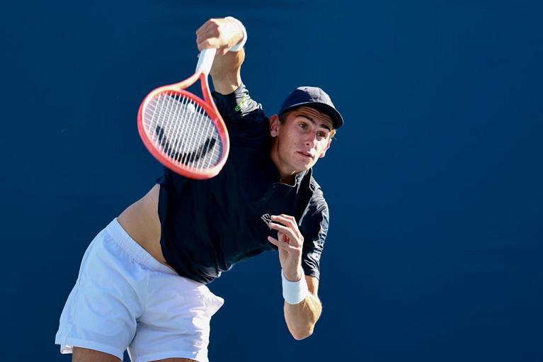 Matteo Arnaldi esegue un servizio (Getty Images)