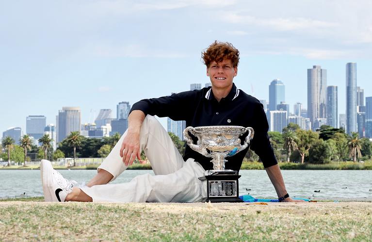 Jannik Sinner con il trofeo dell'Australian Open 2025 (Getty Images)