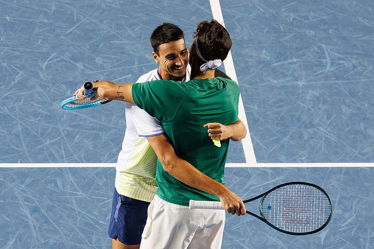 L'abbraccio tra Lorenzo Musetti e Lorenzo Sonego a Hong Kong per il titolo vinto nel 2026 (Getty Images)