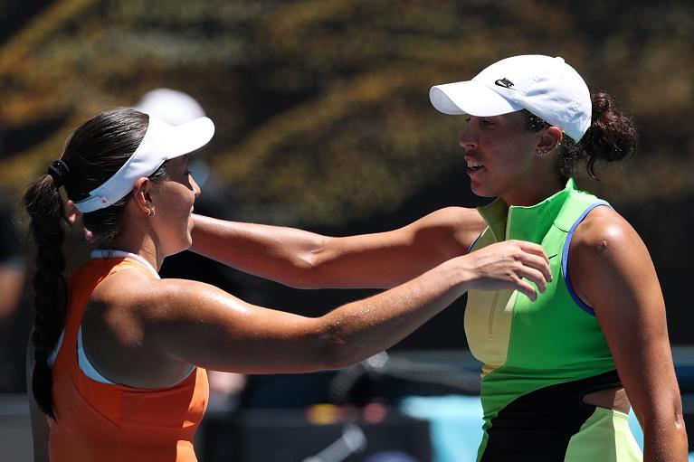 Australian Open 2026: l'abbraccio a fine match tra Pegula e Keys (foto Getty Images)