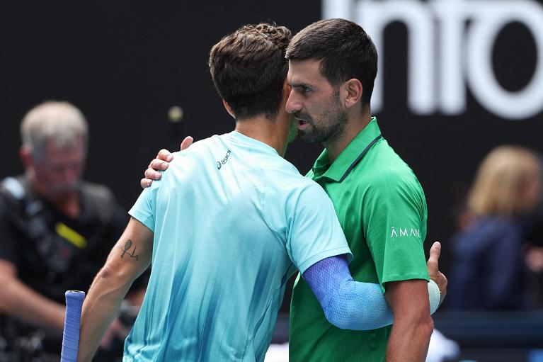 L'abbraccio tra Lorenzo Musetti e Novak Djokovic (Getty Images)