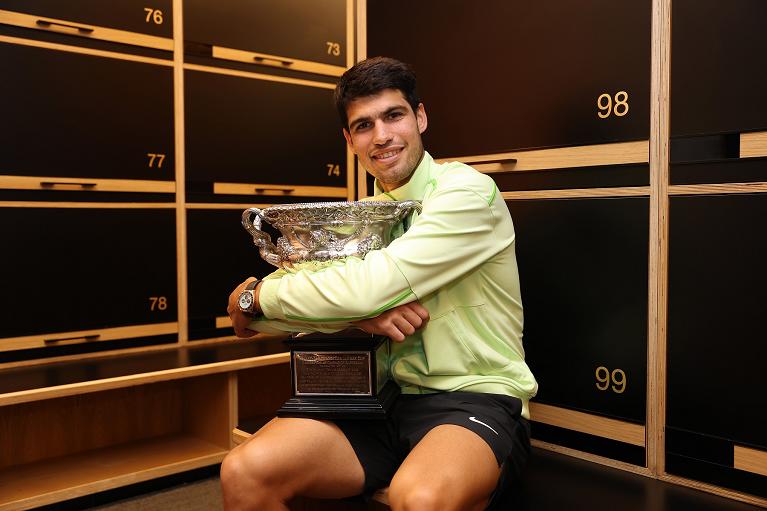 Carlos Alcaraz con il trofeo dell'Australian Open 2026 (Getty Images)
