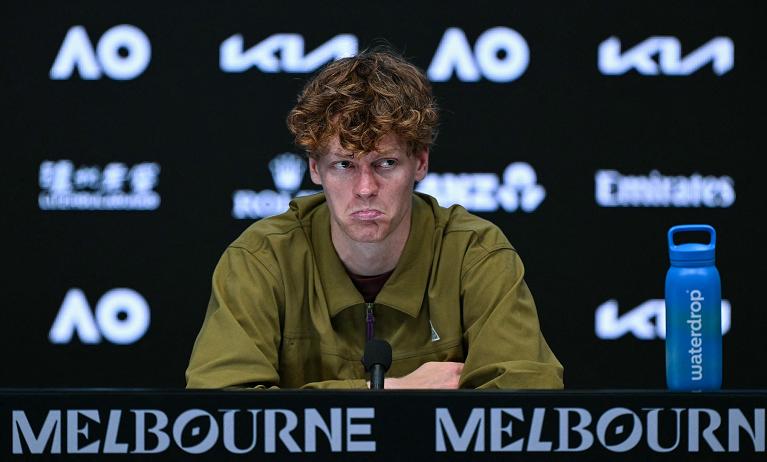 Uno Jannik Sinner perplesso in conferenza stampa (foto Getty Images)