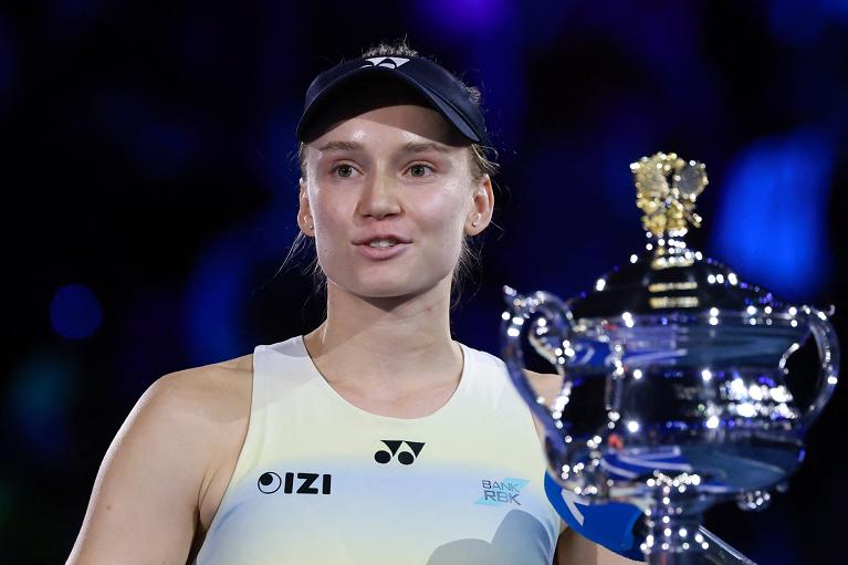 Elena Rybakina con il trofeo dell'Australian Open 2026 (Getty Images)