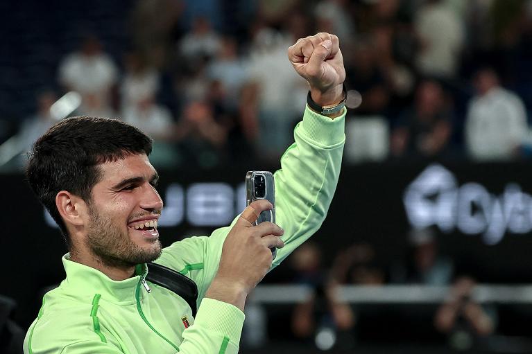 Carlos Alcaraz si fa un selfie sulla Rod Laver Arena (foto Getty Images)