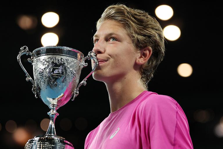 Ziga Sesko con il trofeo dell'Australian Open 2026 (Getty Images)