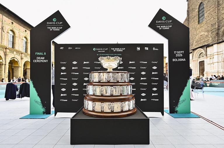 La Coppa Davis esposta a piazza Maggiore (Diego Puletto)