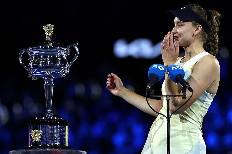 Elena Rybakina con il trofeo dell'Australian OIpen 2026 (foto Getty Images)