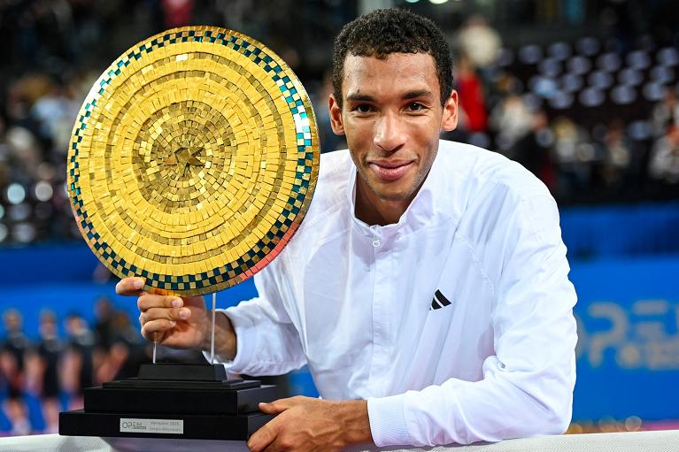 Auger-Aliassime col trofeo dell'ATP 250 di Montpellier nel 2026 (Getty Images)