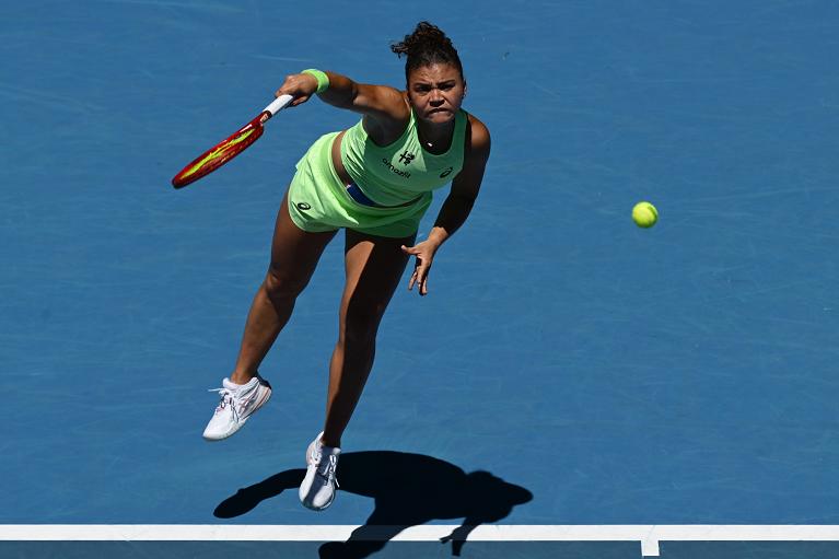 Jasmine Paolini al servizio (foto Getty images)