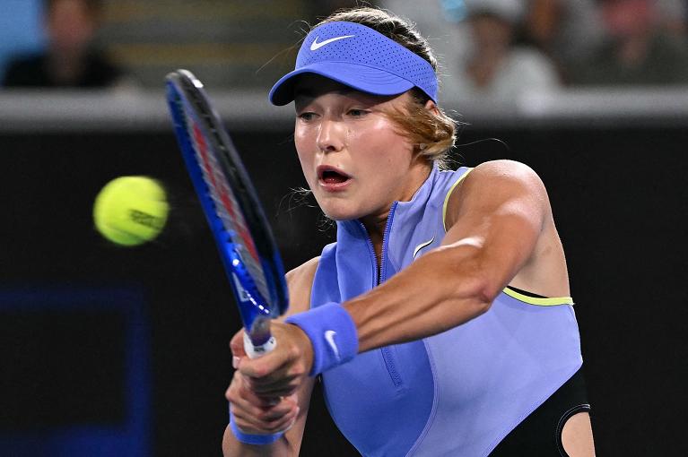 Anna Kalinskaya colpisce di rovescio  (foto Getty Images)