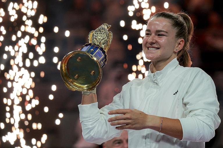 Karolina Muchova con il trofeo di Doha 2026, primo 