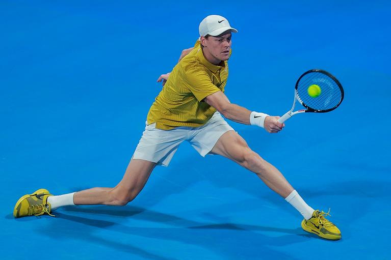 Sinner si esibisce in un recupero in allungo (Getty Images)