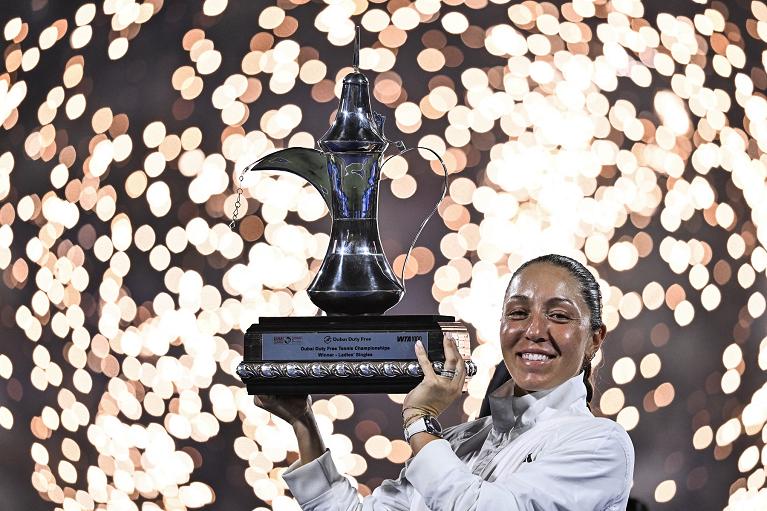 Jessica Pegula con il trofeo di Dubai 2026 (foto Getty Images)