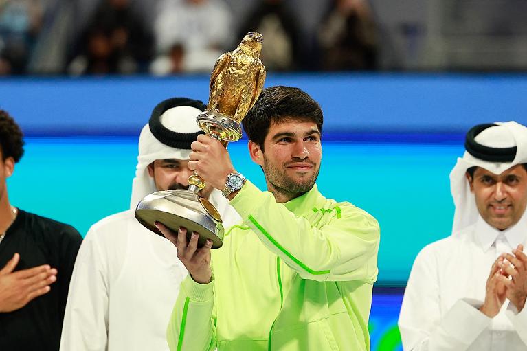 Alcaraz alza al cielo il trofeo dell'ATP 500 di Doha del 2026 (Getty Images)