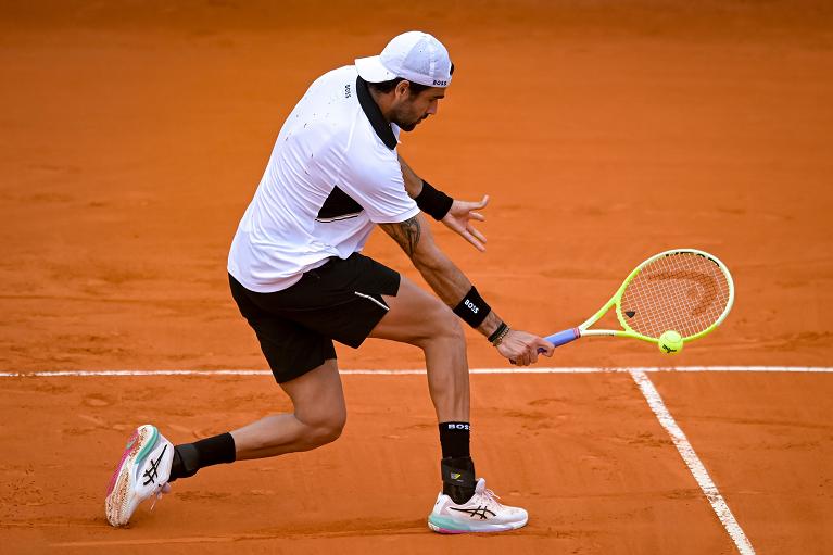 Matteo Berrettini colpisce di rovescio (Getty Images)