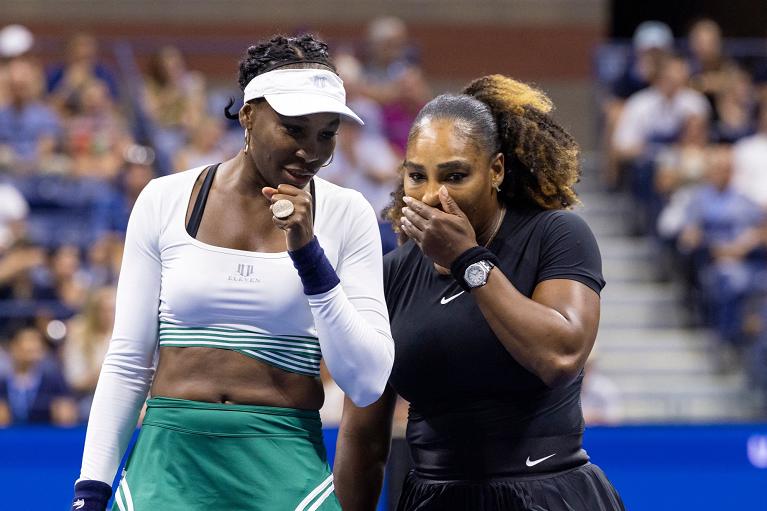 Venus e Serena Williams in campo in doppio (Getty Images)