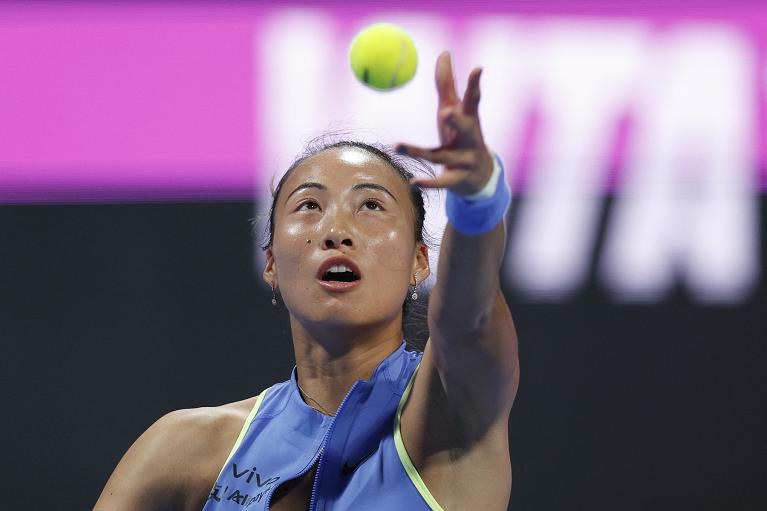Zheng Qinwen al servizio (foto Getty Images)