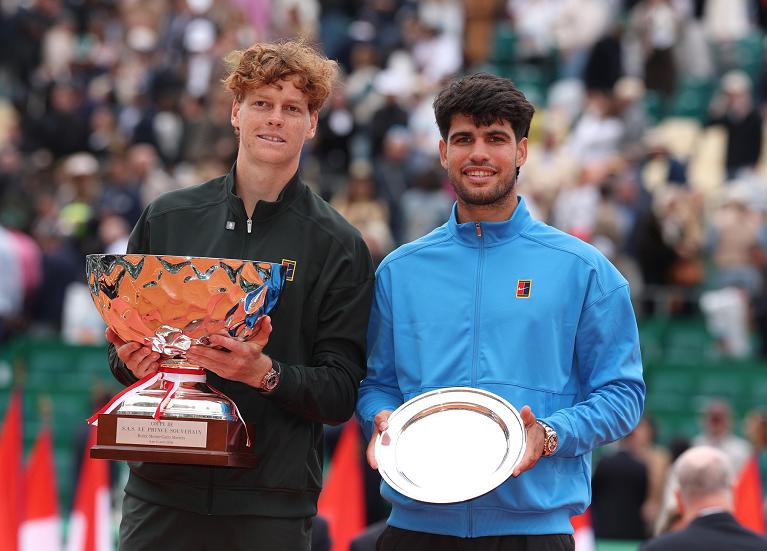 Il vincitore di Monte-Carlo 2026 Jannik Sinner con il finalista Carlos Alcaraz (foto Getty Images)