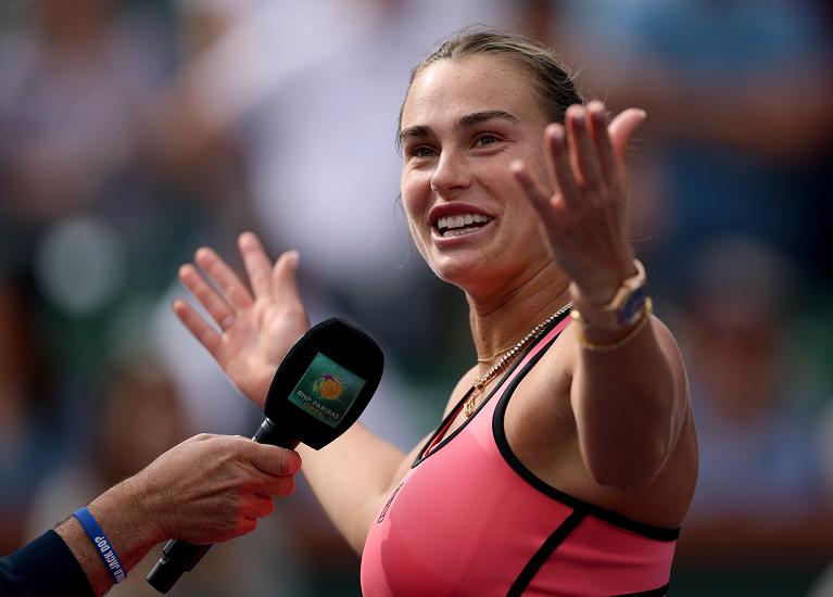 Aryna Sabalenka gioca con il pubblico (foto Getty Images)