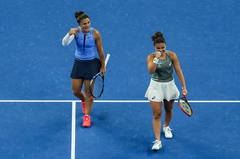 Sara Errani e Jasmine Paolini esultano (foto Getty Images)
