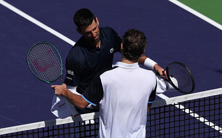 L'abbraccio a rete tra Novak Djokovic e Aleksandar Kovacevic a Indian Wells (Getty Images)