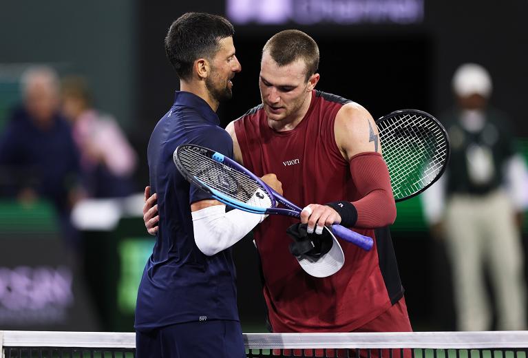L'abbraccio a fine partita tra Novak Djokovic e Jack Draper a Indian Wells (Getty Images)