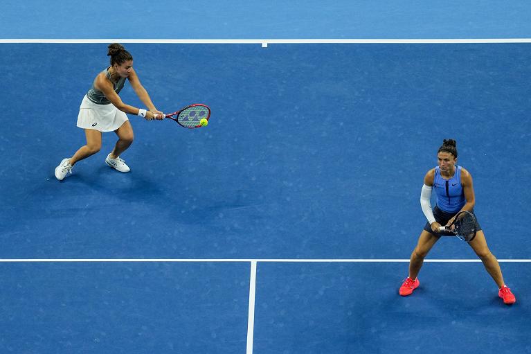 Sara Errani e Jasmine Paolini in azione (foto Getty Images)