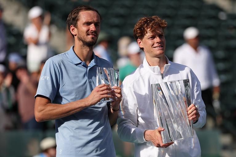 Daniil Medvedev e Jannik Sinner con il trofeo a Indian Wells (Getty Images)