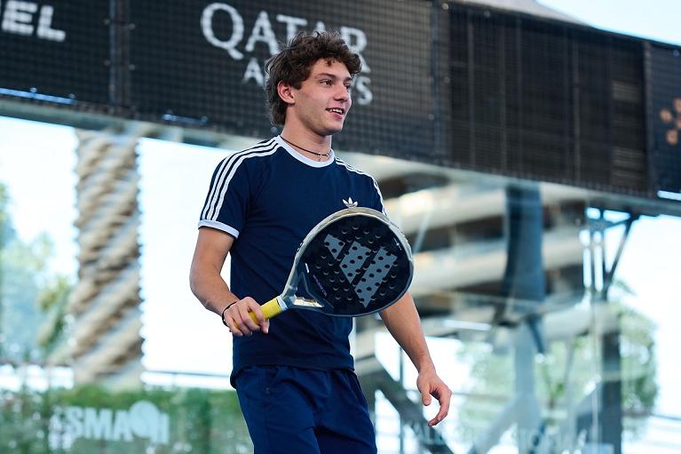 Kimi Antonelli in azione con la pala (Foto Premier Padel)