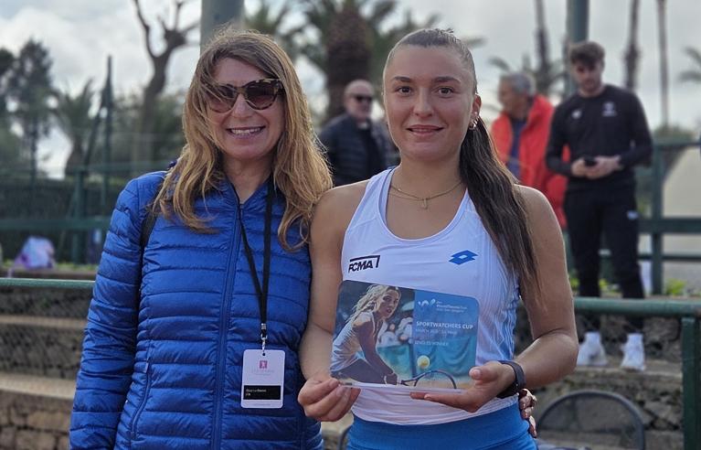 Lisa Pigato con il trofeo della Sportwatchers Cup 2016 a San Gregorio di Catania