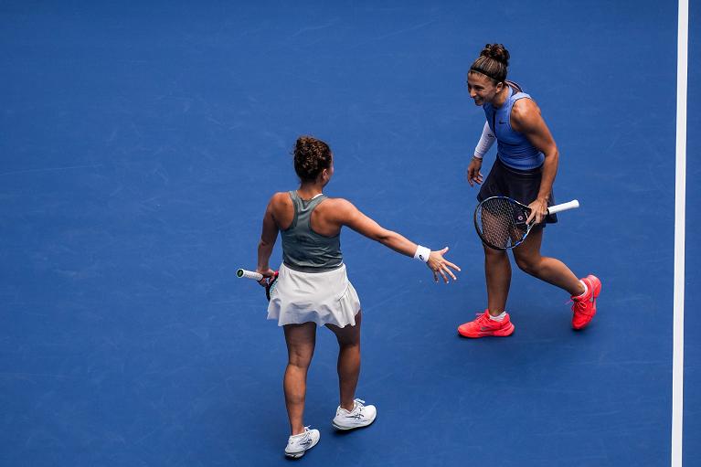 Sara Errani e Jasmine Paolini esultano (foto Getty Images)