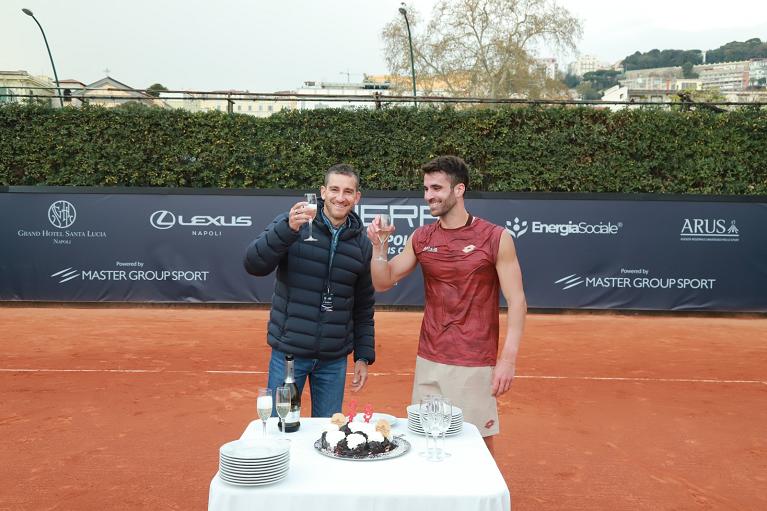 Andrea Pellegrino festeggia il suo 29esimo compleanno con Alessandro Motti, direttore della Guerri Tennis Napoli Cup (foto Master Group Sport)