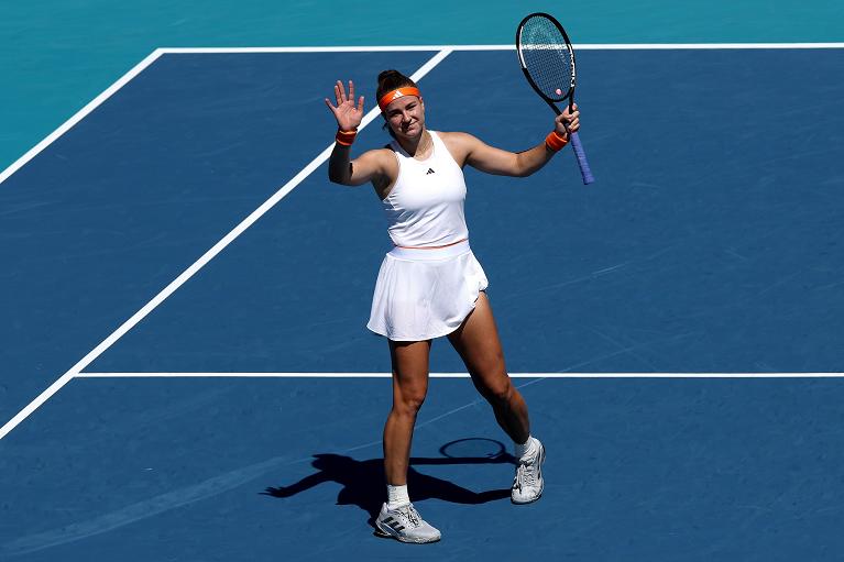 Karolina Muchova saluta il pubblico (foto Getty Images)