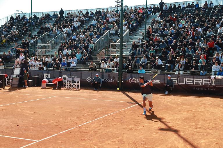 Federico Cinà in azione sul Centrale D'Avalos del Tc Napoli (foto Master Group Sport)