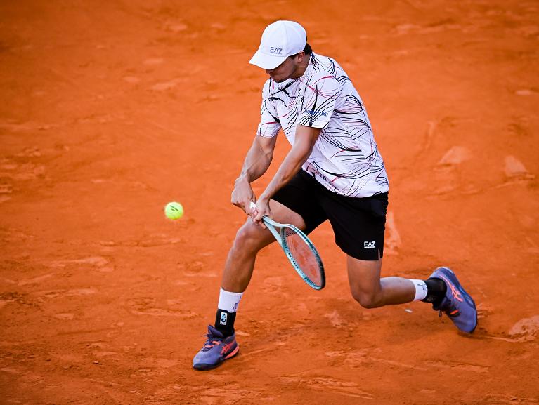 Luciano Darderi colpisce di rovescio (foto Getty Images)