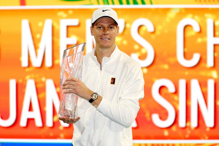 Jannik Sinner col trofeo del Miami Open 2026 (Getty Images)